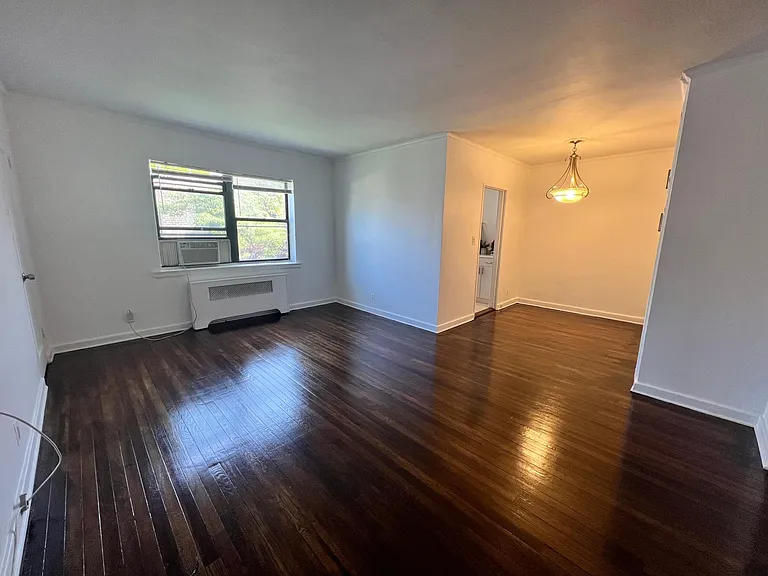 22nd Ave Floor 2, Whitestone