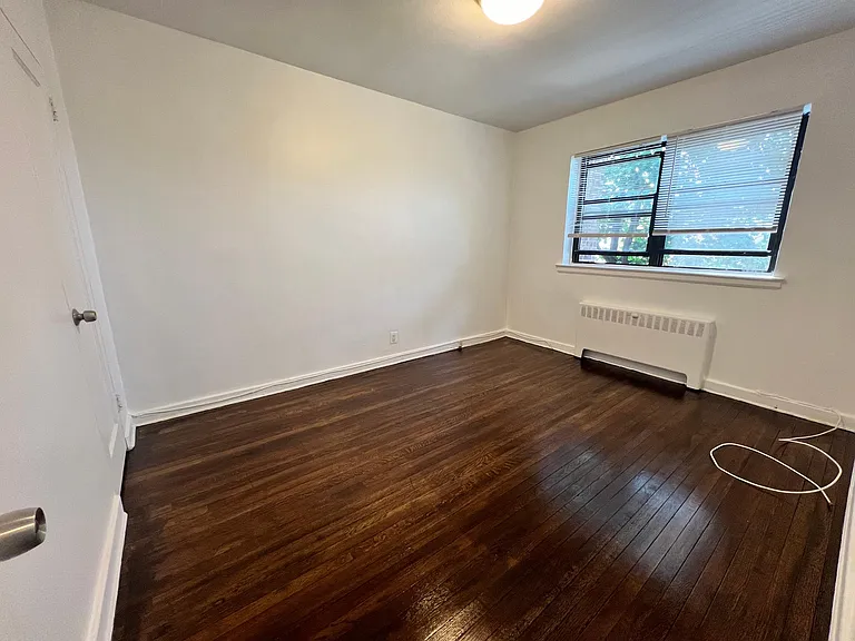 22nd Ave Floor 2, Whitestone