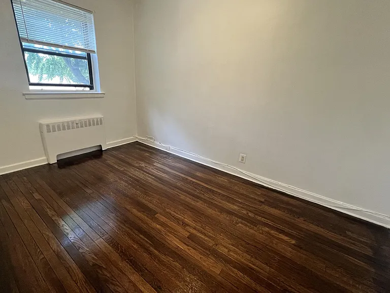 22nd Ave Floor 2, Whitestone